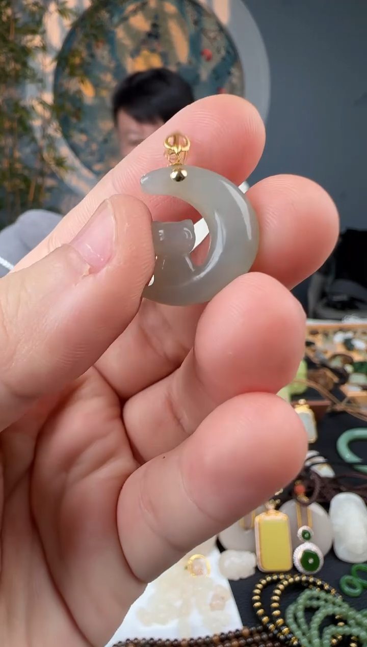 颈饰18K金镶嵌和田玉和田玉