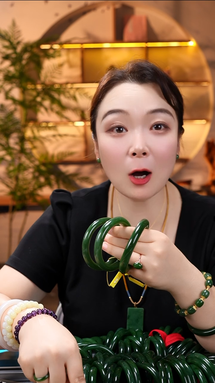 和田玉（碧玉）手镯未镶嵌无黑点千层猫粉绿手镯