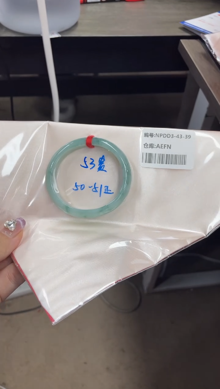 翡翠手镯未镶嵌翡翠手镯