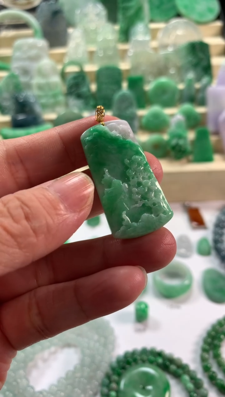 颈饰18K金镶嵌翡翠挂件