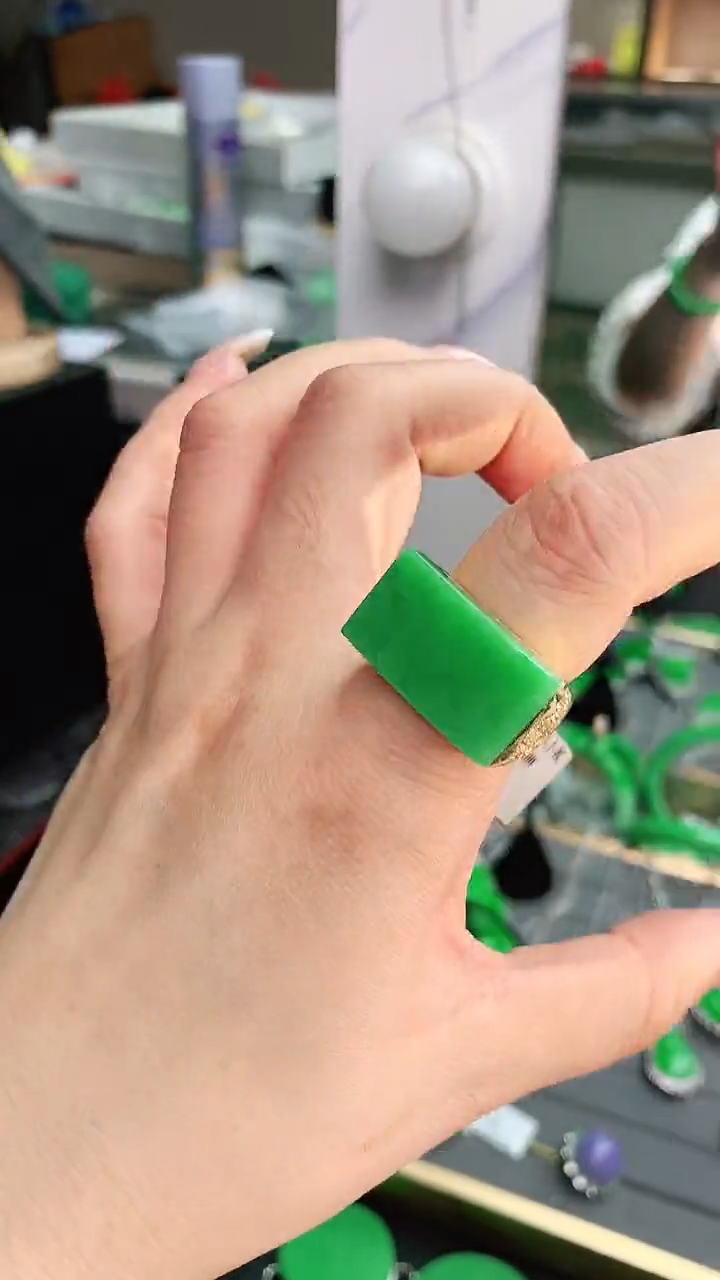 18K金镶嵌戒指翡翠赠礼盒证书 