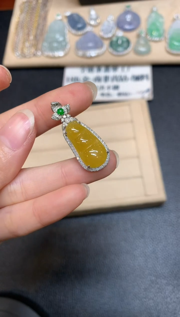 【闪购商品】翡翠颈饰18K金镶嵌福豆【无服务费