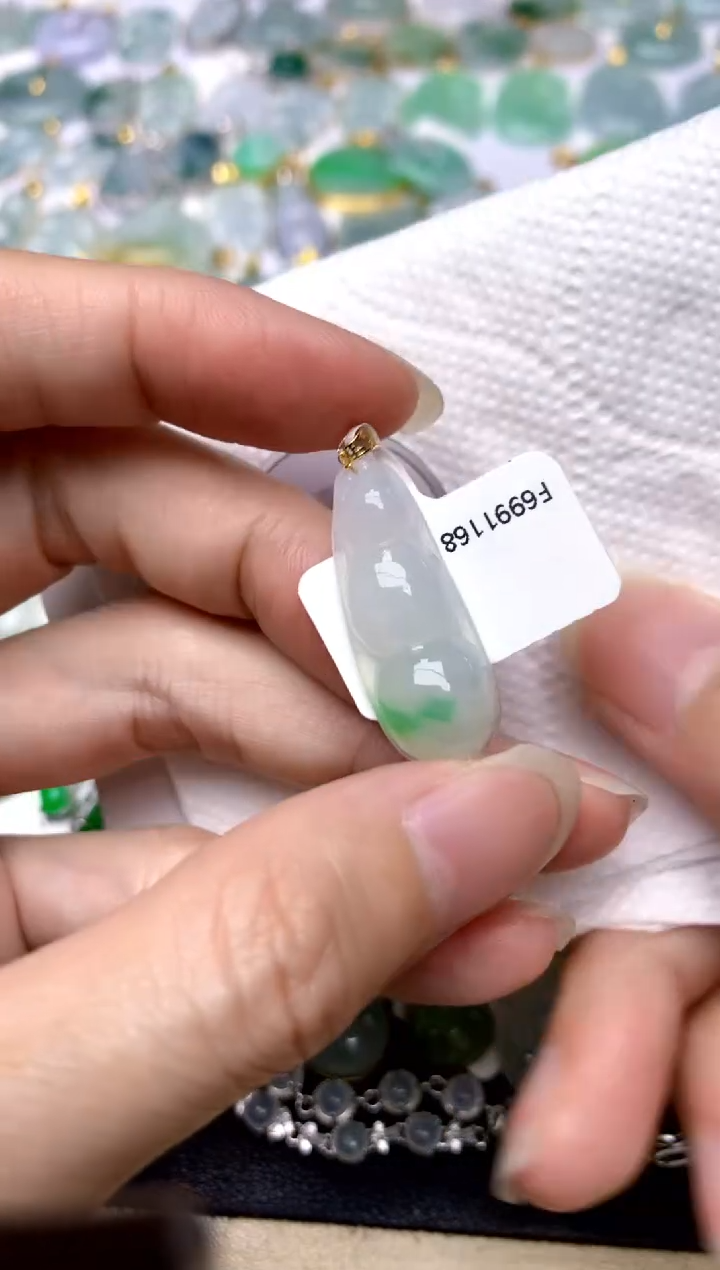 颈饰18K金镶嵌翡翠天然A货翡翠