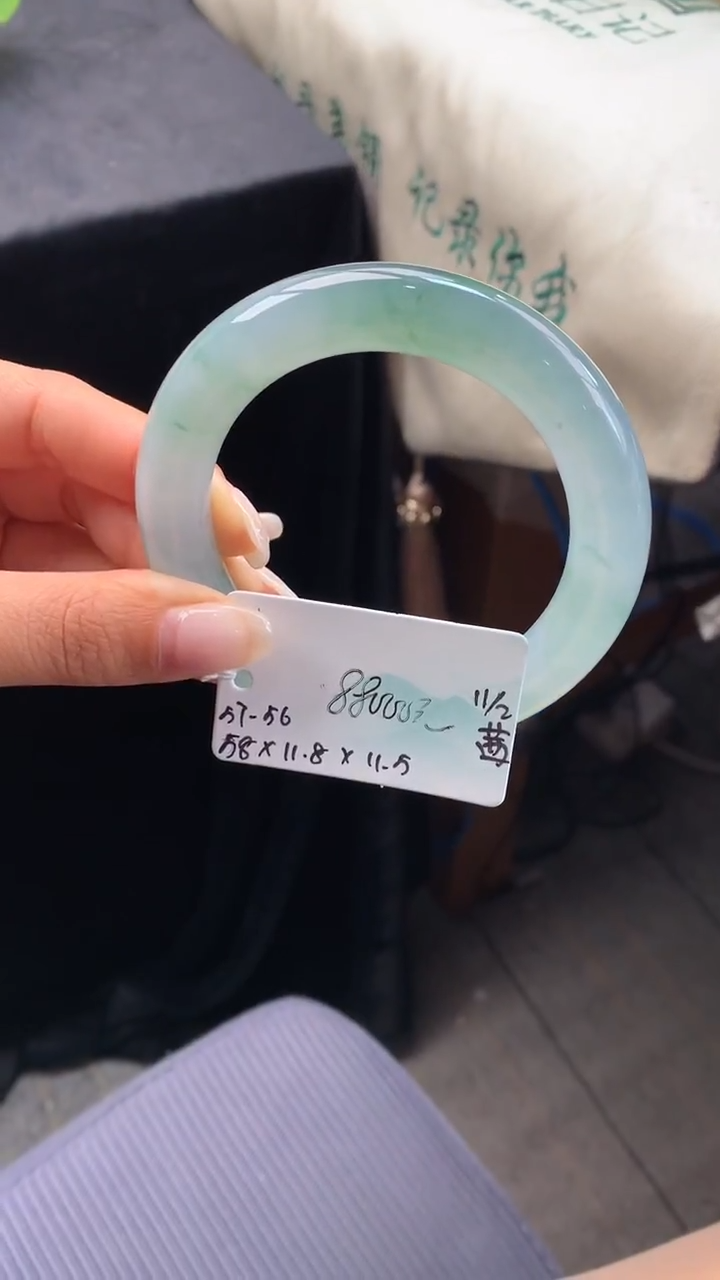 【闪购商品】翡翠手镯未镶嵌 #情人节#送礼，下单联系客服核对地址~