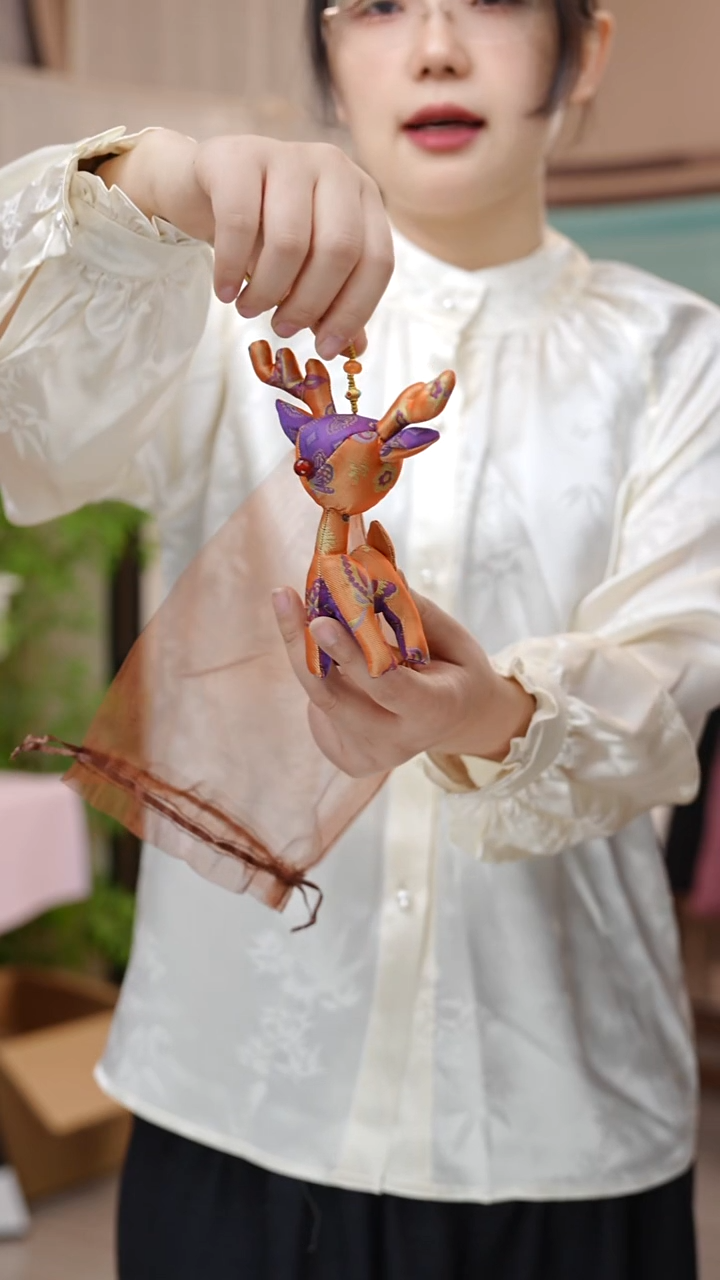 山羊绒橙色小鹿挂件