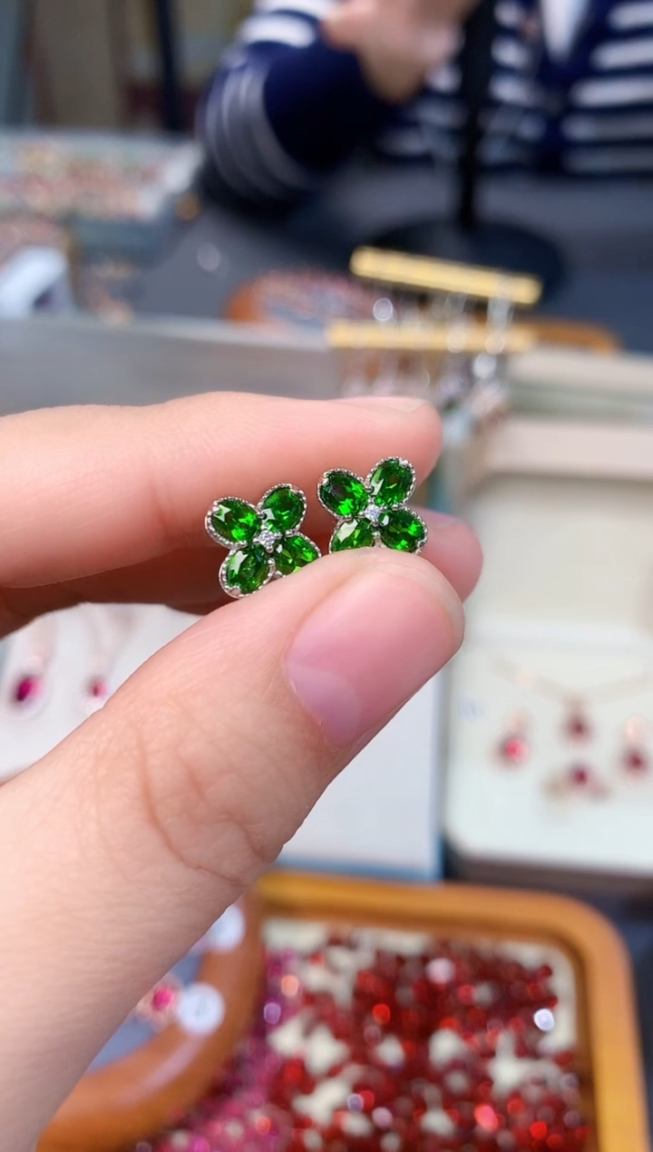 【闪购商品】透辉石耳钉银S925镶嵌天然