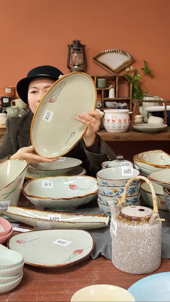 陶瓷A537 一只手绘荷花黑点椭圆鱼盘35*20可能微瑕