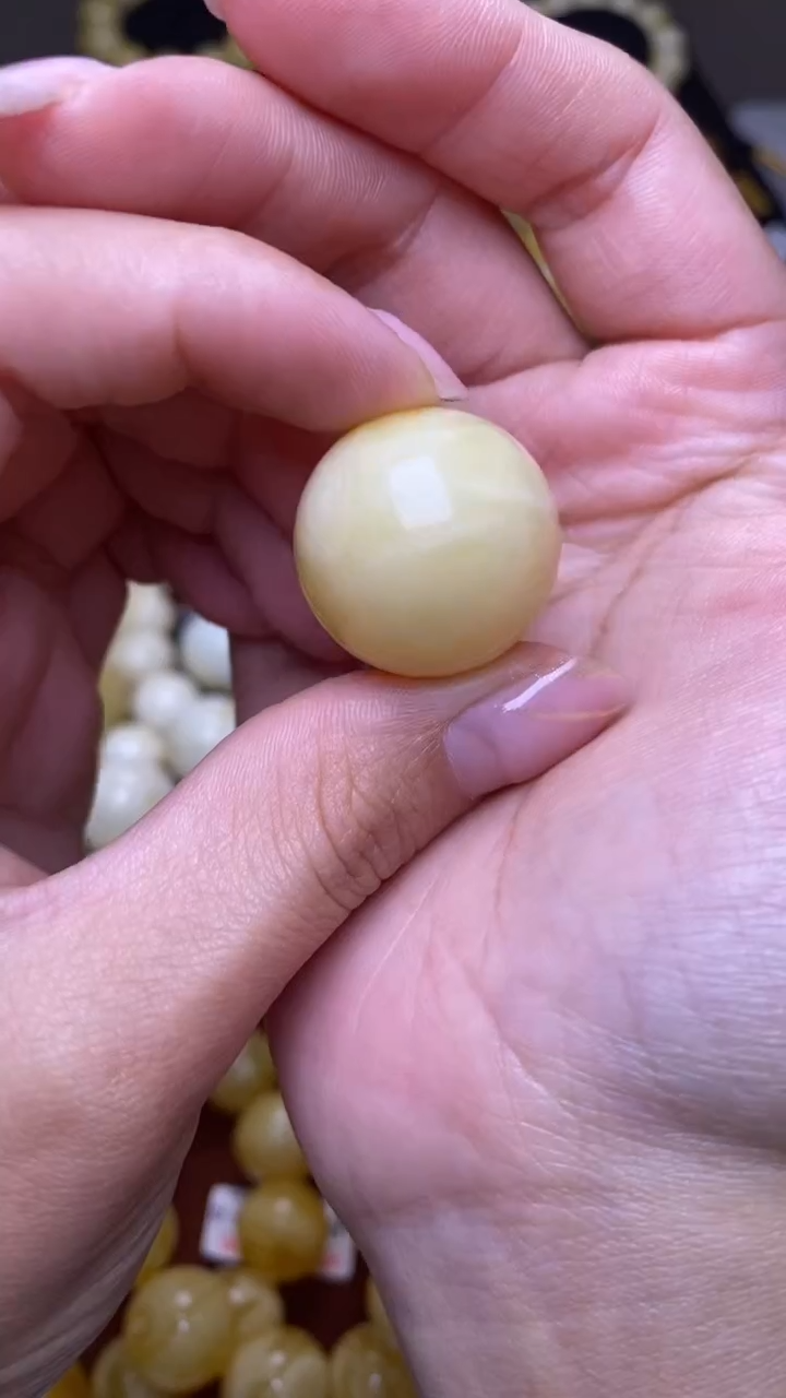 未镶嵌琥珀裸石葵. 81