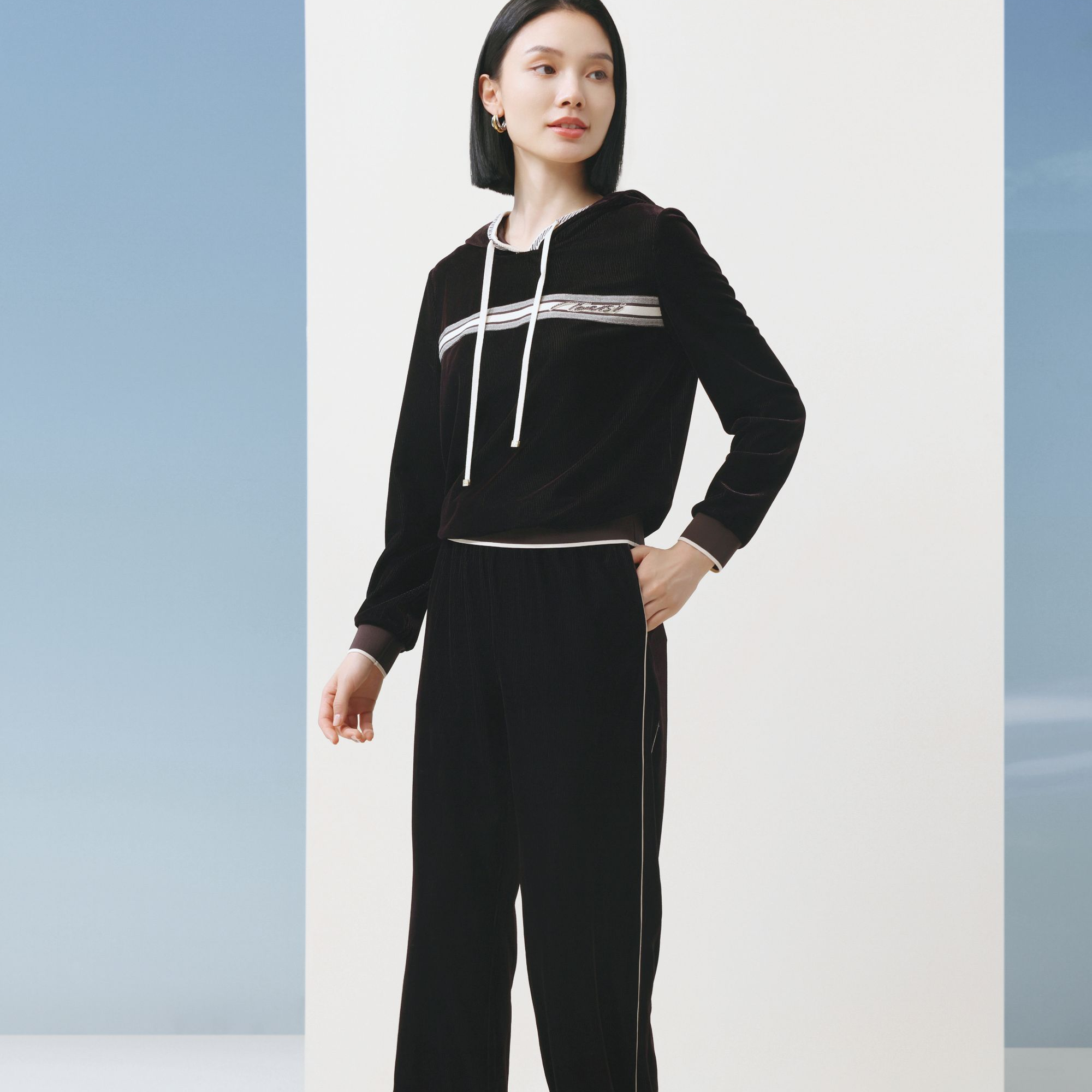 娜尔思运动风简约连帽卫衣女冬装新款外套ND04164C1