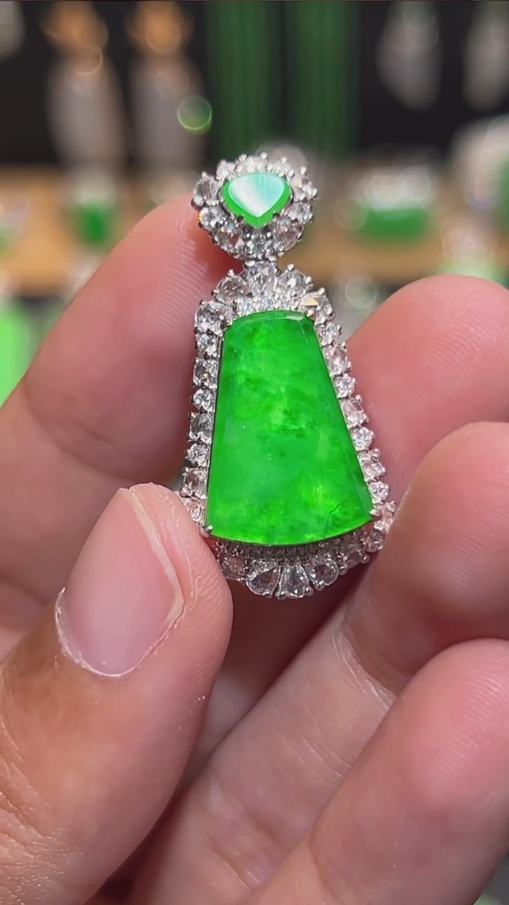 18K金镶嵌挂件翡翠吊坠