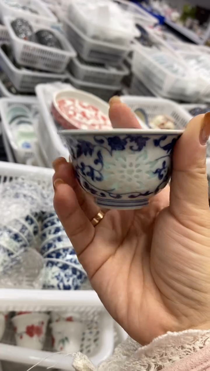 陶瓷玩玉青花玲珑富贵缠身压手杯60毫升小的