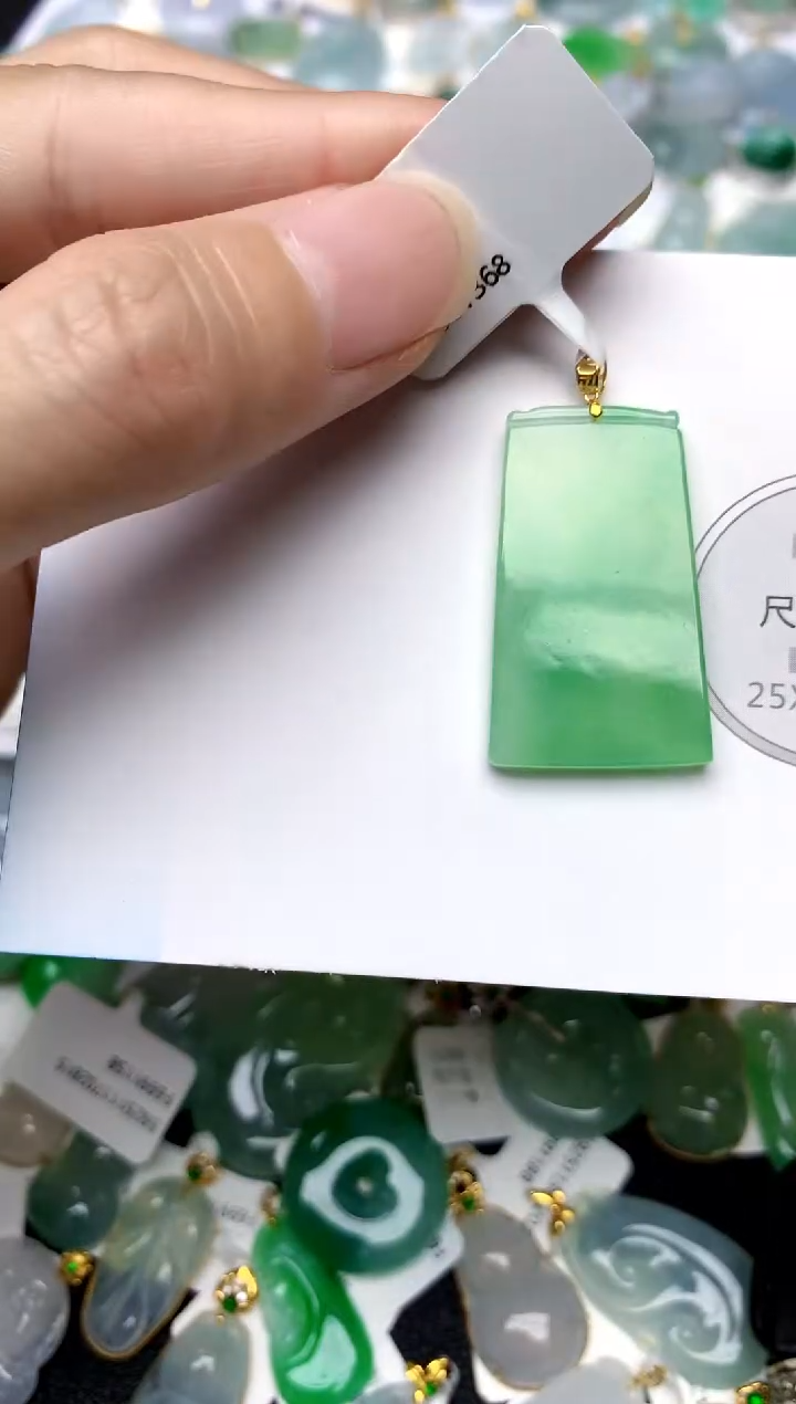 颈饰18K金镶嵌翡翠天然A货翡翠