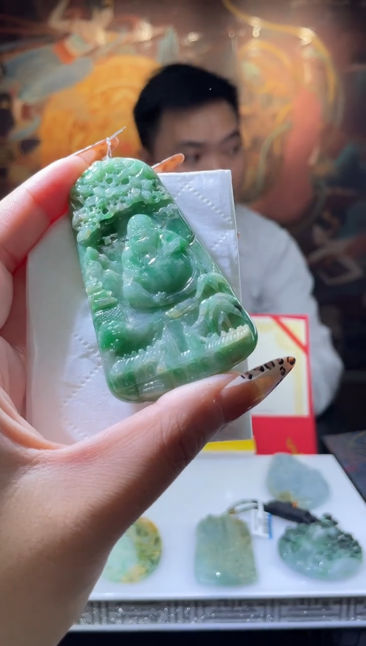 翡翠未镶嵌颈饰多样性发其一