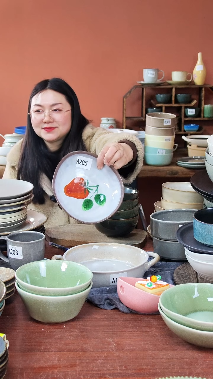 【闪购商品】碗A205  陶瓷草莓异形碗一个