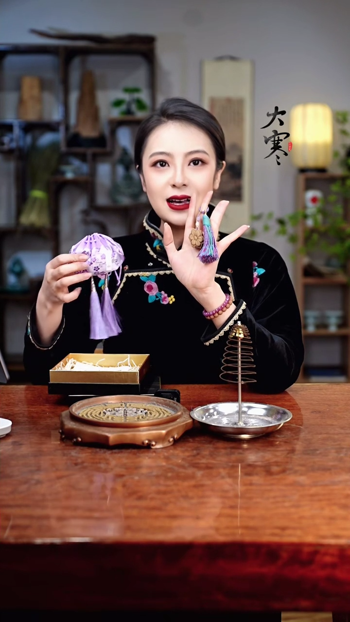 【闪购商品】08内苑紫色香包+内苑小花挂饰