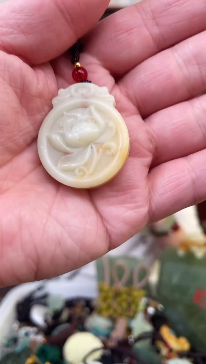 未镶嵌蛇纹石玉颈饰`