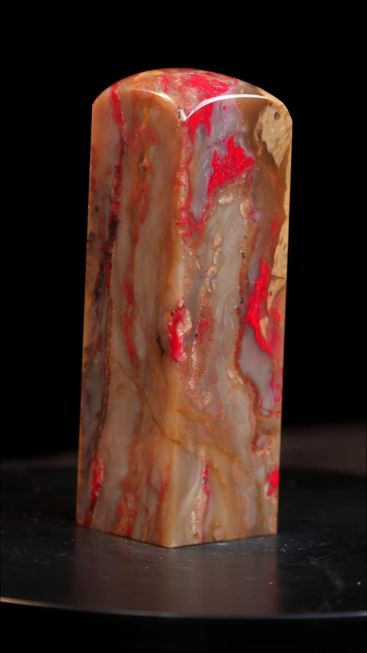 昌化石牛角冻鸡血石