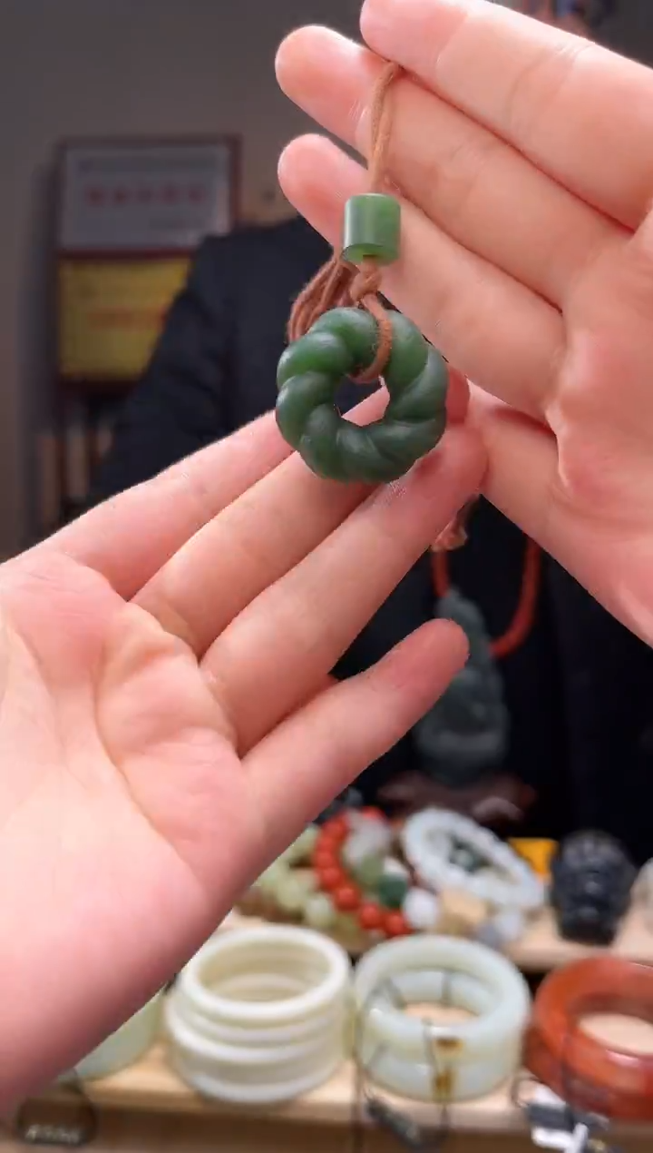 颈饰未镶嵌和田玉吊坠