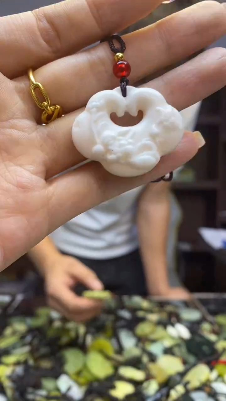 未镶嵌岫玉挂件 