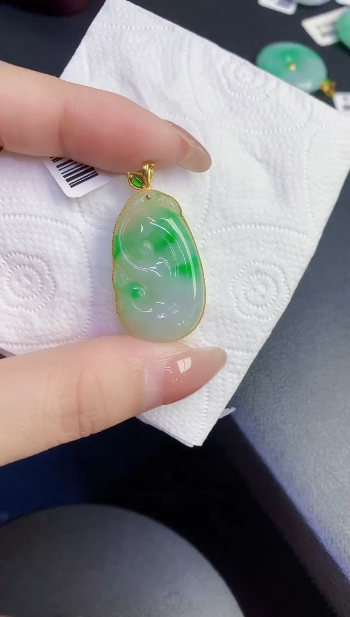 颈饰18K金镶嵌翡翠缅甸天然翡翠A货