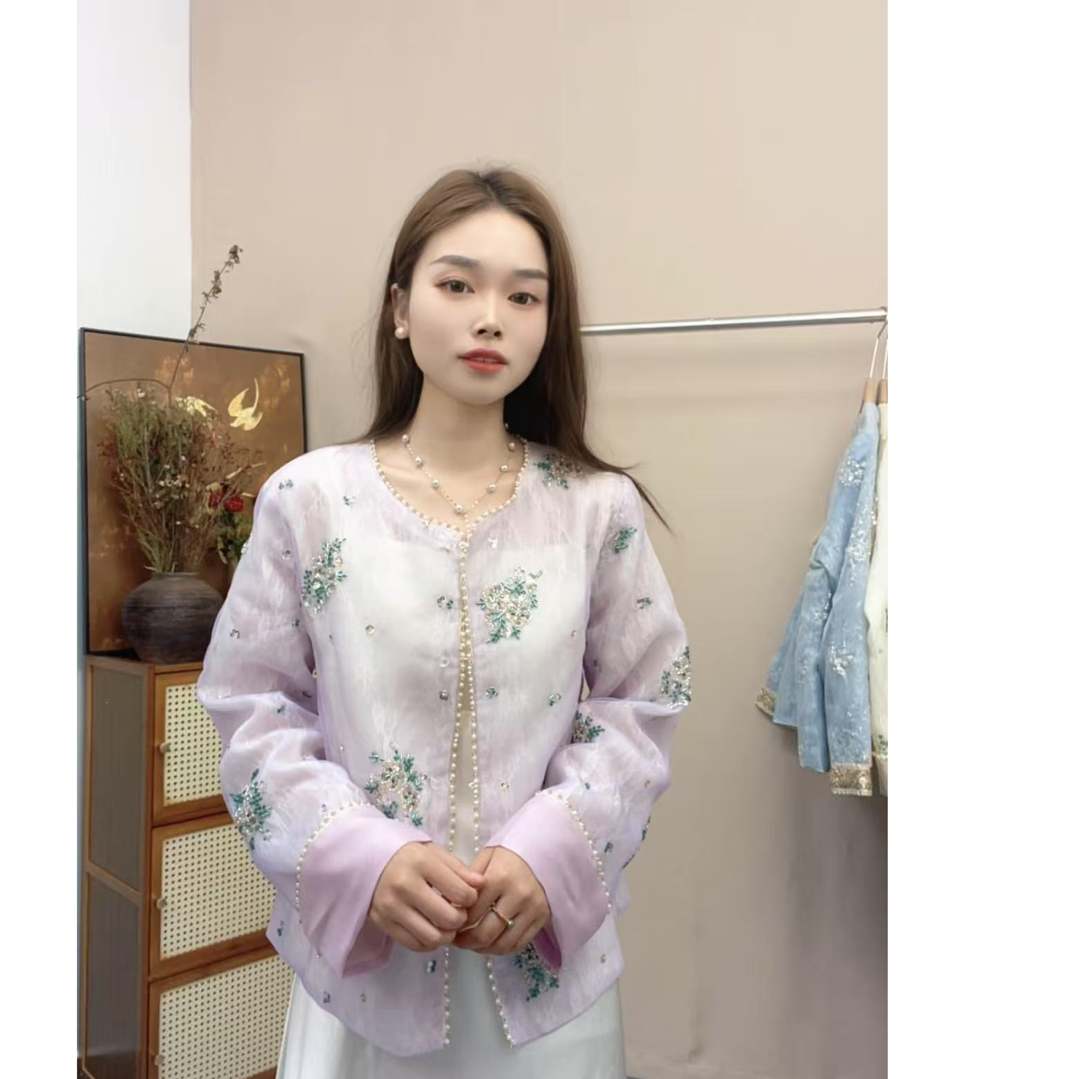 知喜  山茶花   2025春夏款新中式钉珠绣花气质圆领外套时尚百搭