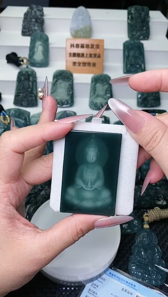 颈饰未镶嵌翡翠 