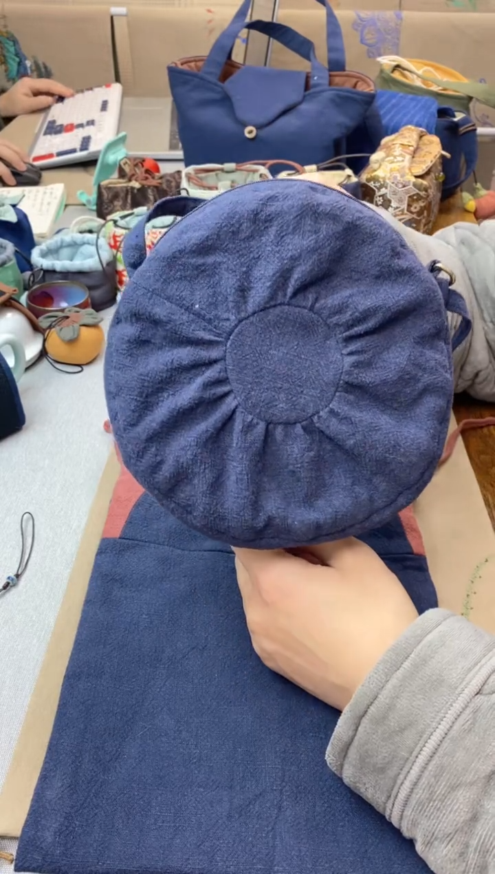 【闪购商品】斜跨小圆饼包蓝色（茶道配件）————