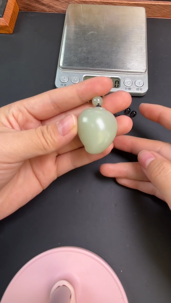 【闪购商品】和田玉吊坠(赠链)未镶嵌且末微色差迪克兰吊坠