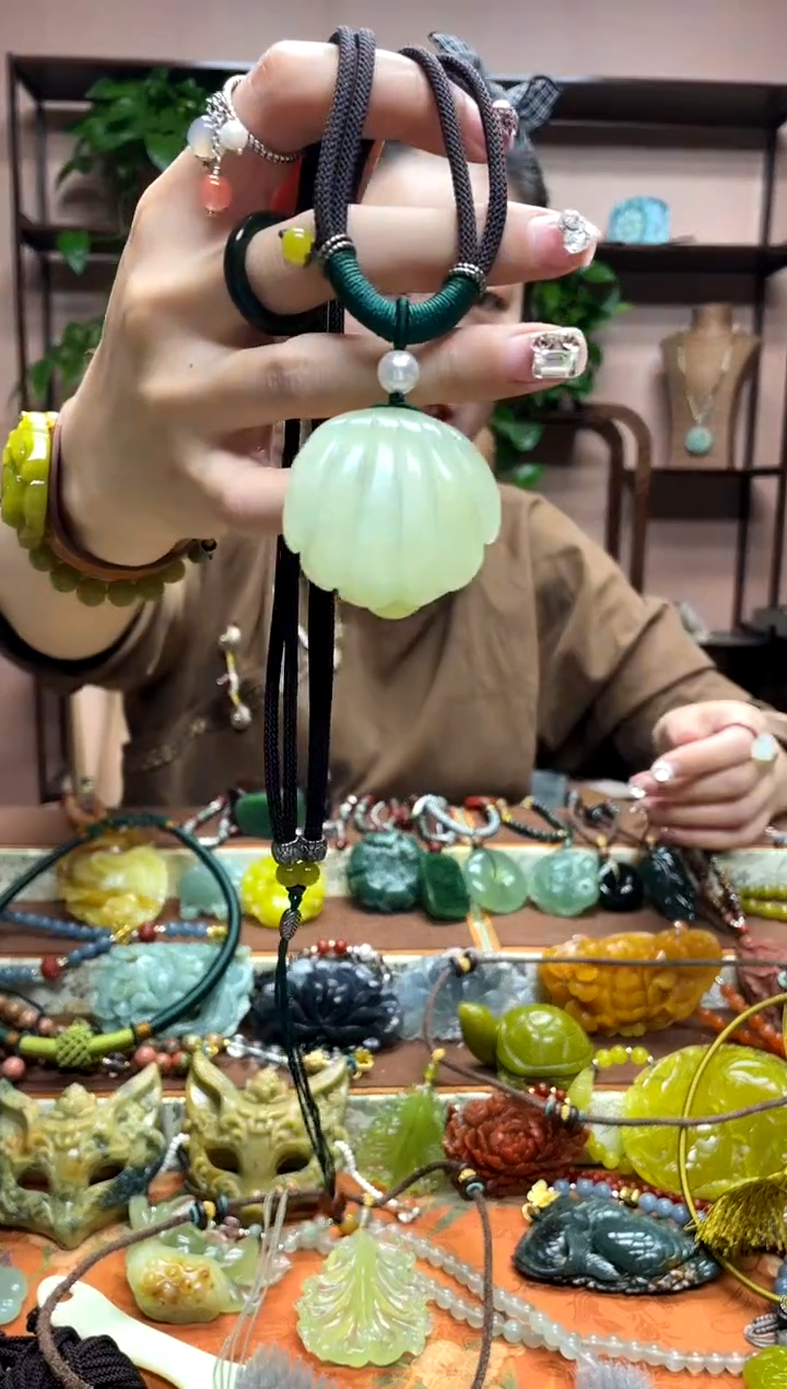 未镶嵌岫玉颈饰·