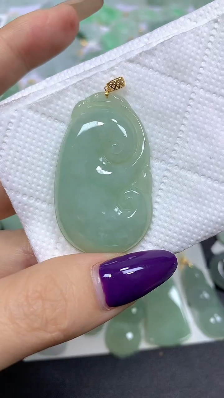 颈饰18K金镶嵌翡翠 