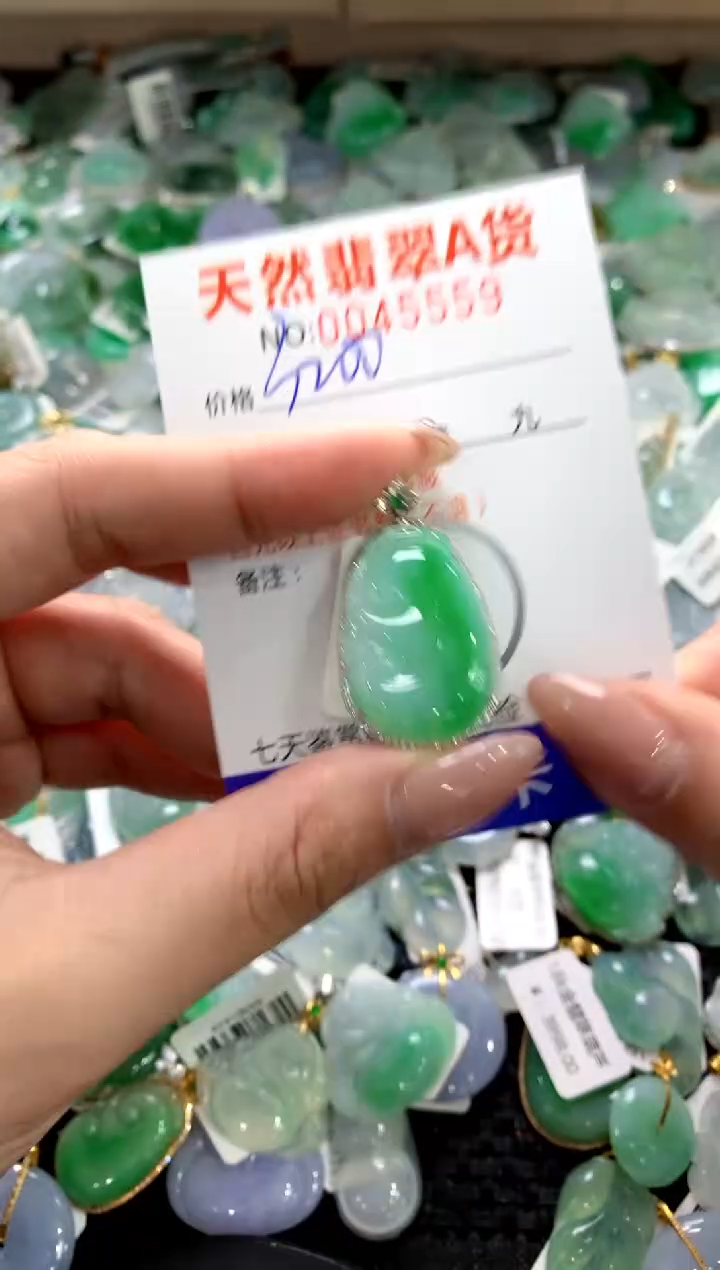 颈饰18K金镶嵌翡翠1111111111111111