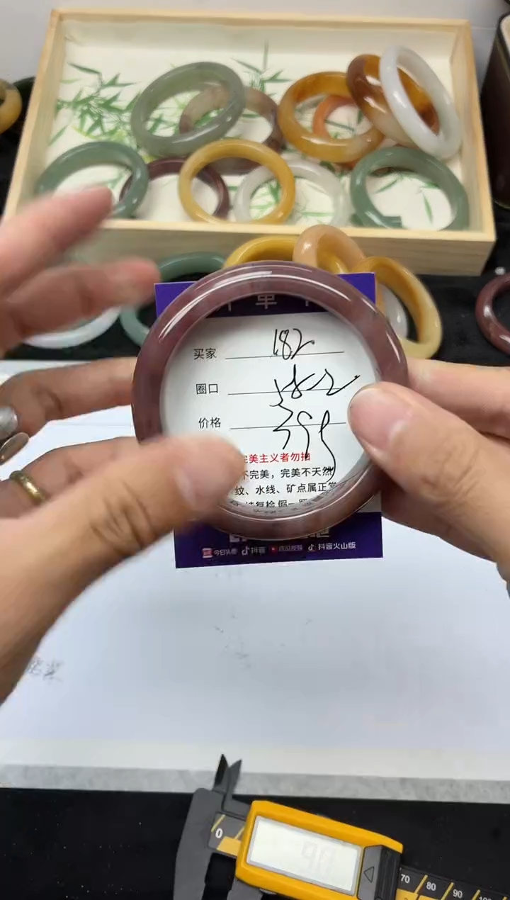 未镶嵌手镯石英质玉82