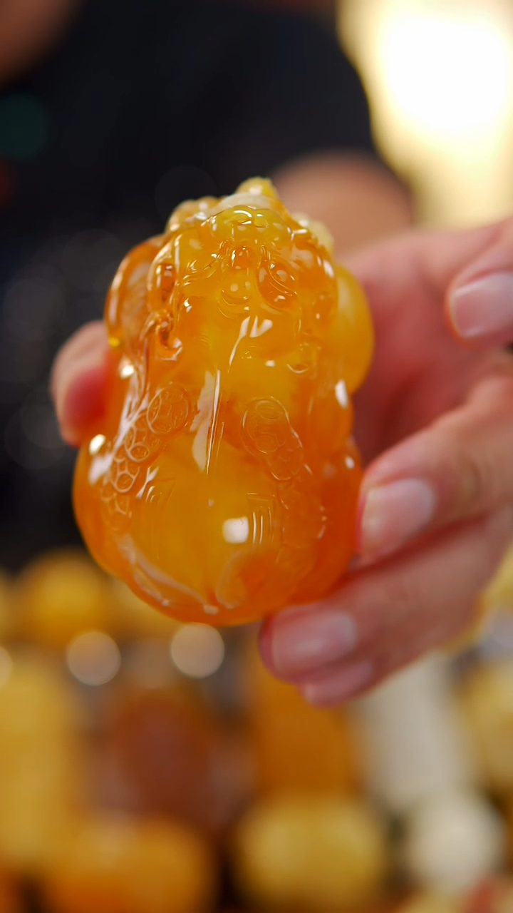 【闪购商品】蜜蜡裸石未镶嵌焦皮料溶洞貔貅108.6