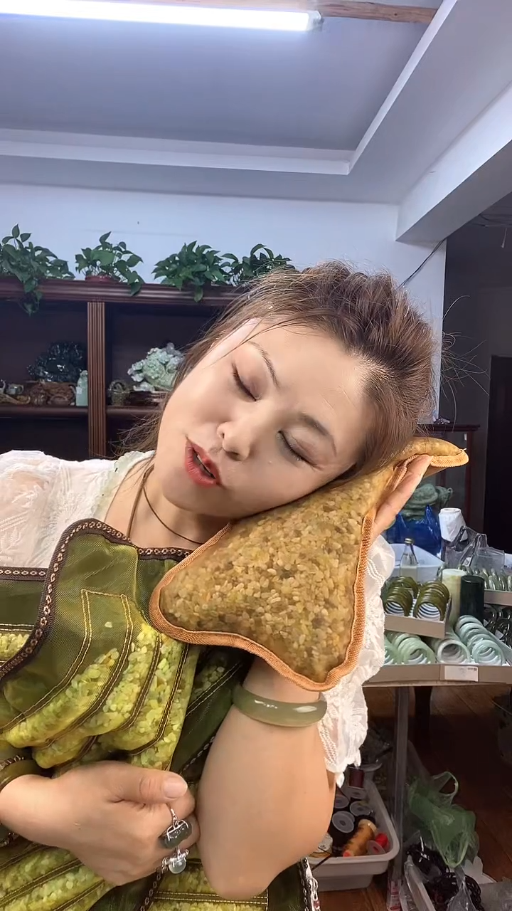 蛇纹石玉未镶嵌枕头多样性发货其中之一