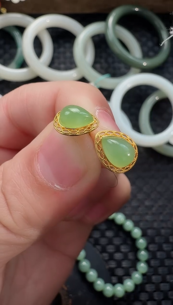 颈饰18K金镶嵌和田玉耳钉