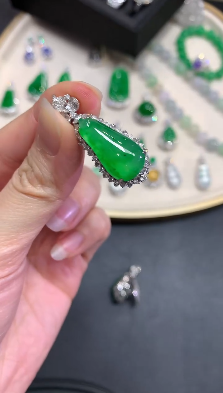 【闪购商品】翡翠吊坠(不含链)18K金镶嵌Q1515|59800