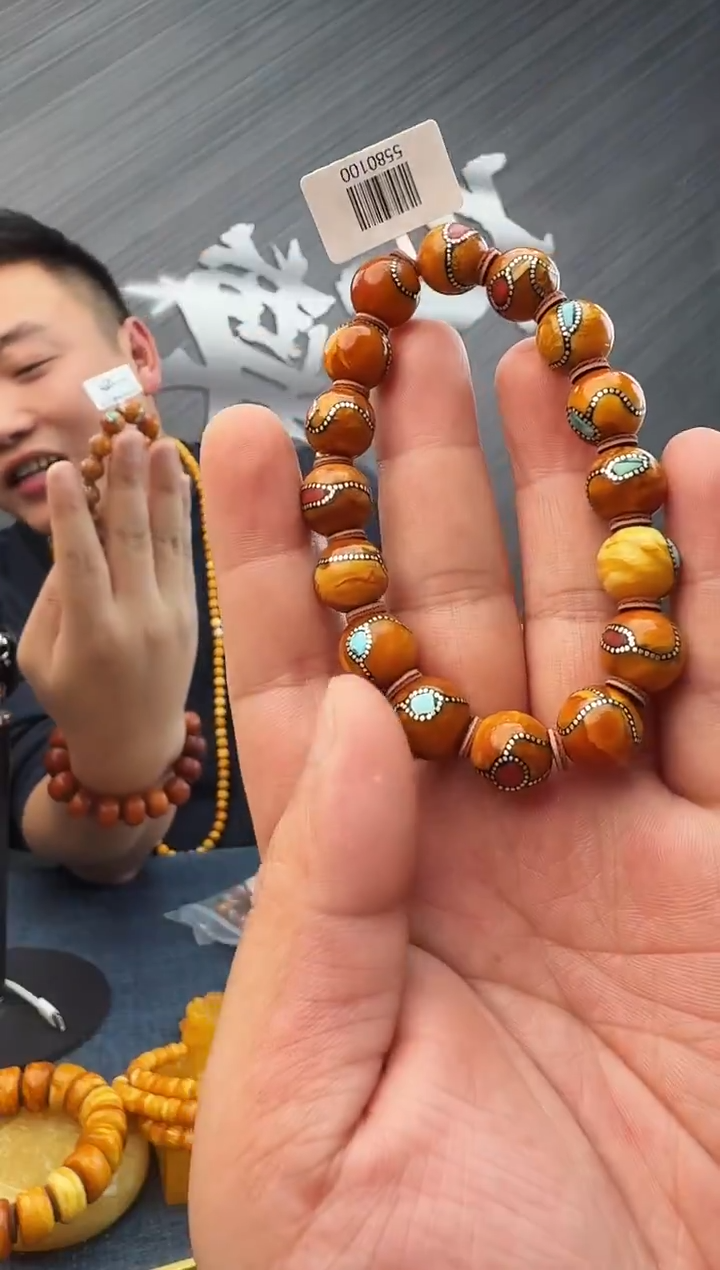 蜜蜡未镶嵌珠宝奇石假一罚十特级 18，11.8多样性发其一