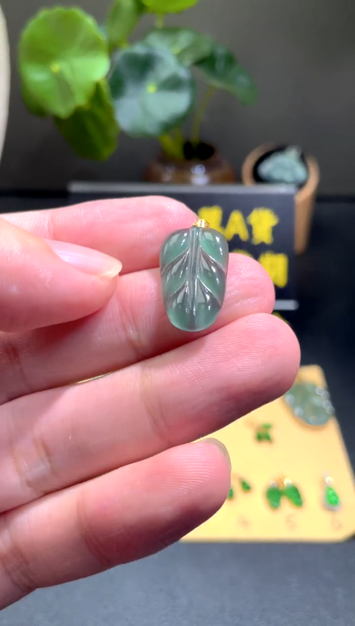 颈饰18K金镶嵌翡翠翡翠A货