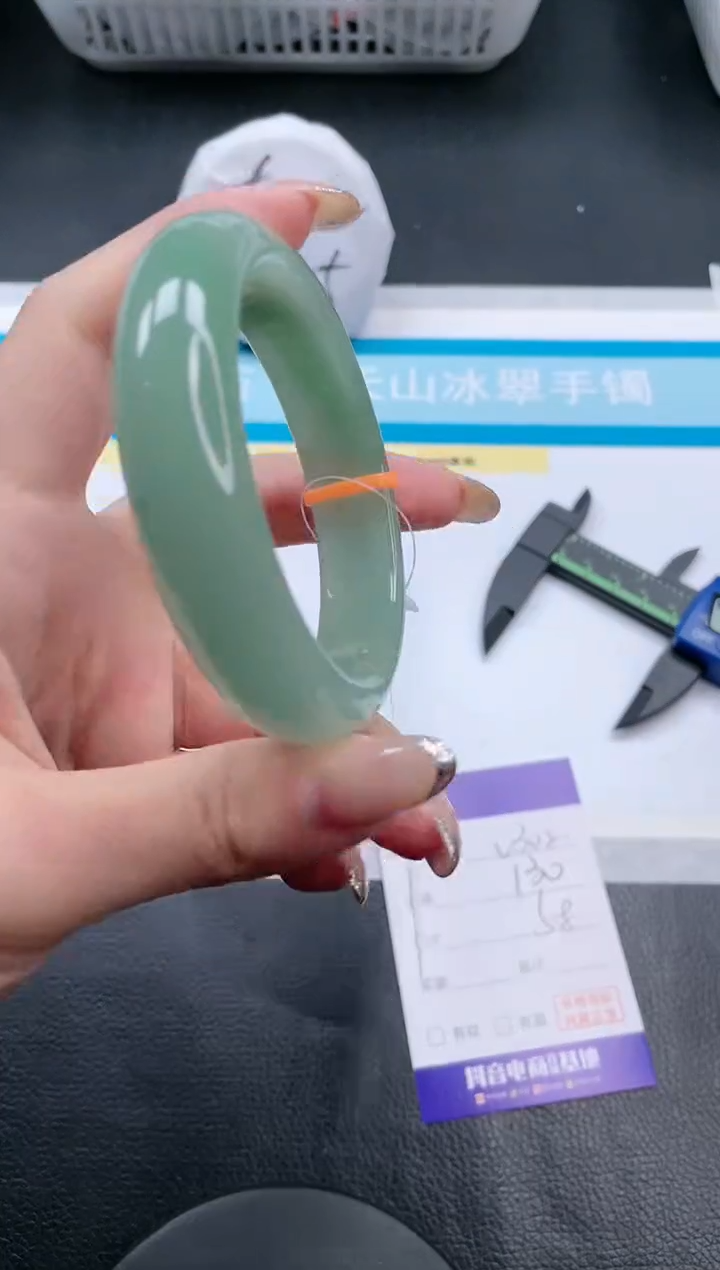 【闪购商品】石英质玉手镯未镶嵌12V302-58