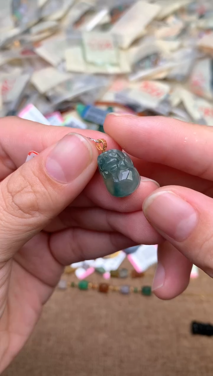 18K金镶嵌挂件翡翠一