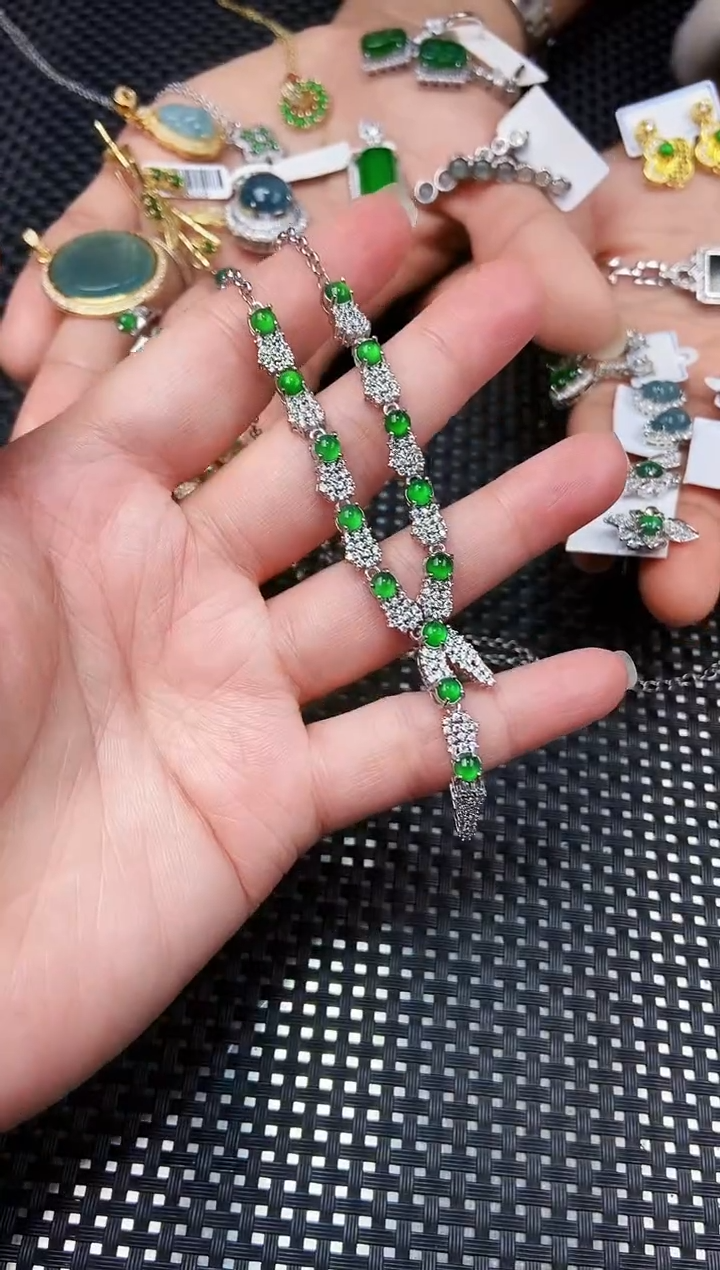 【闪购商品】翡翠颈饰未镶嵌111111111