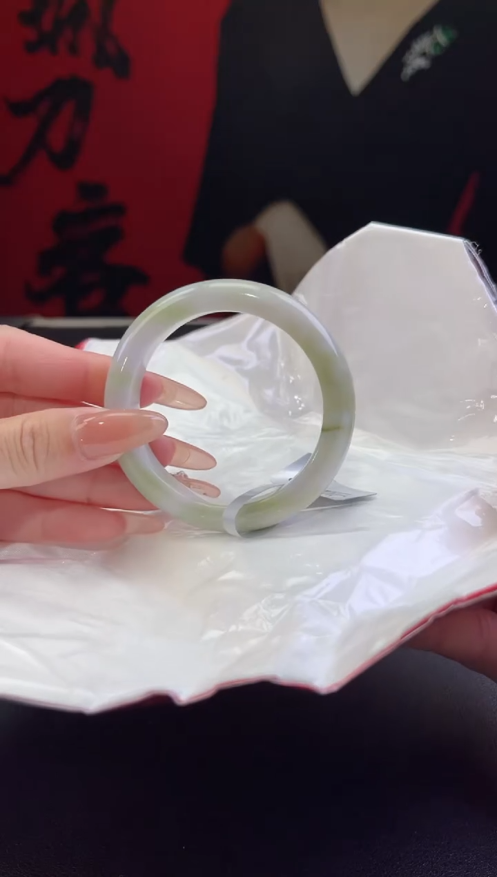 【闪购商品】翡翠手镯未镶嵌2翡翠手镯(微瑕）