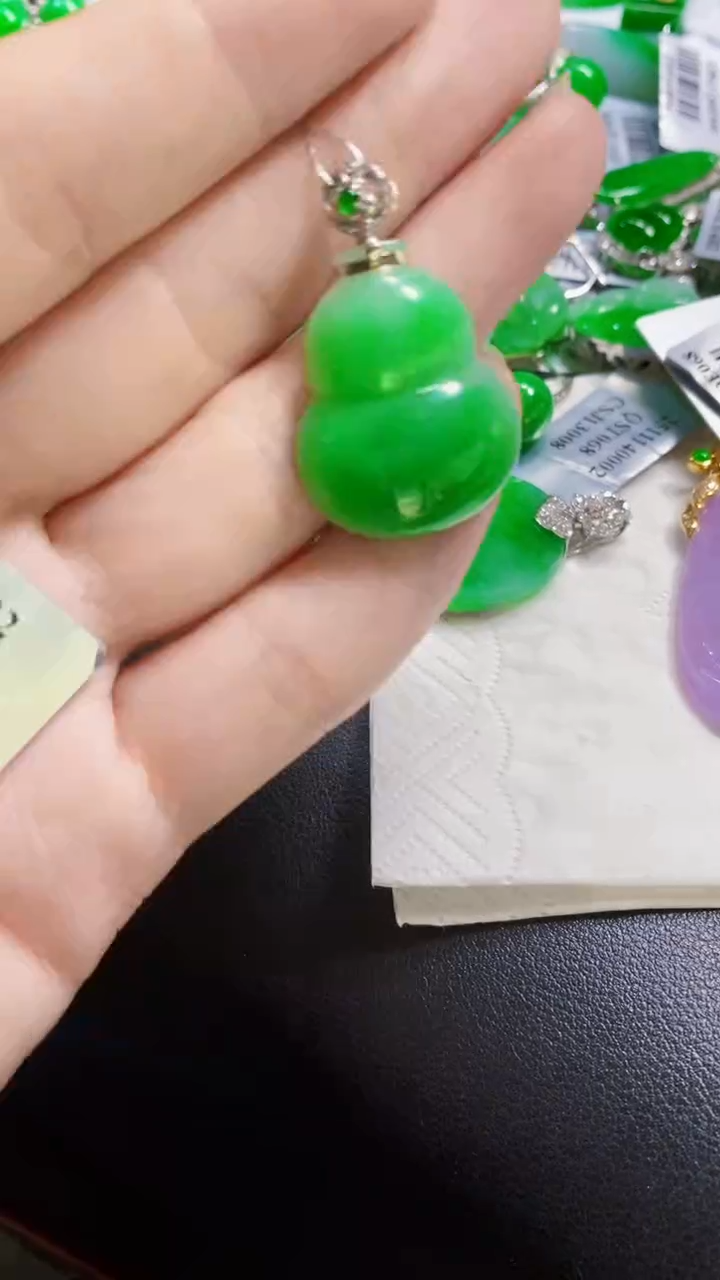 颈饰18K金镶嵌翡翠小*葫芦