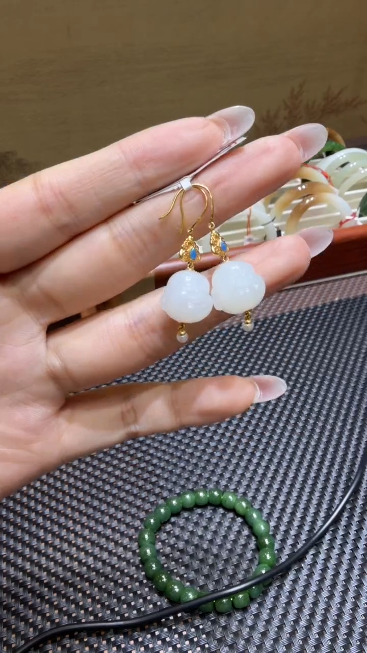 颈饰18K金镶嵌和田玉耳饰一对