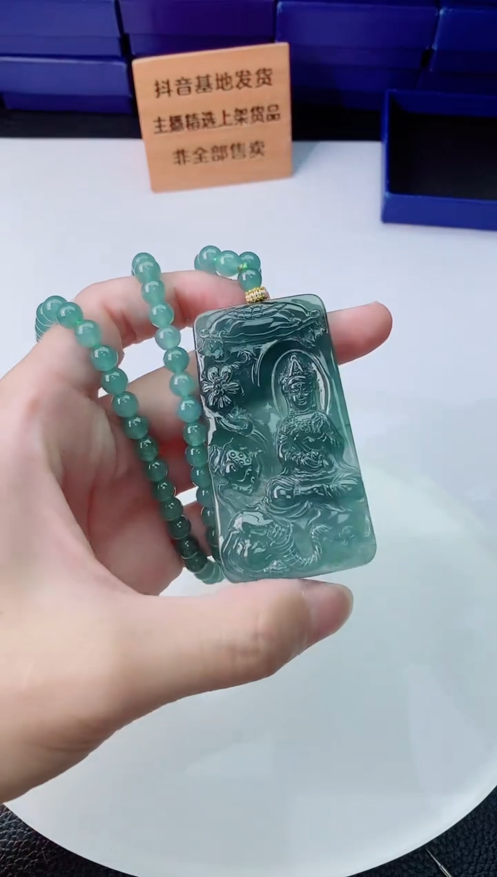 翡翠未镶嵌颈饰   