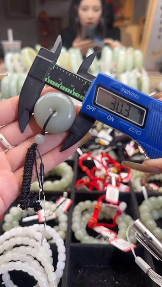 【闪购商品】和田玉吊坠(赠链)未镶嵌且末料青白玉平安扣