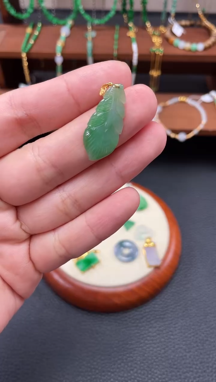 【闪购商品】翡翠吊坠(不含链)18K金镶嵌一个   P183