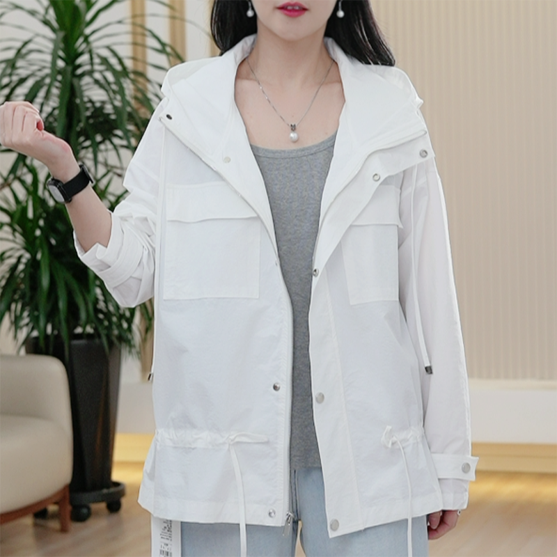 280T户外冲锋衣女大码加密塔丝隆光感皱连帽透气轻盈春季外套风衣