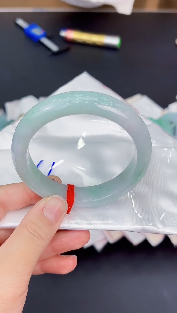 翡翠手镯未镶嵌翡翠手镯