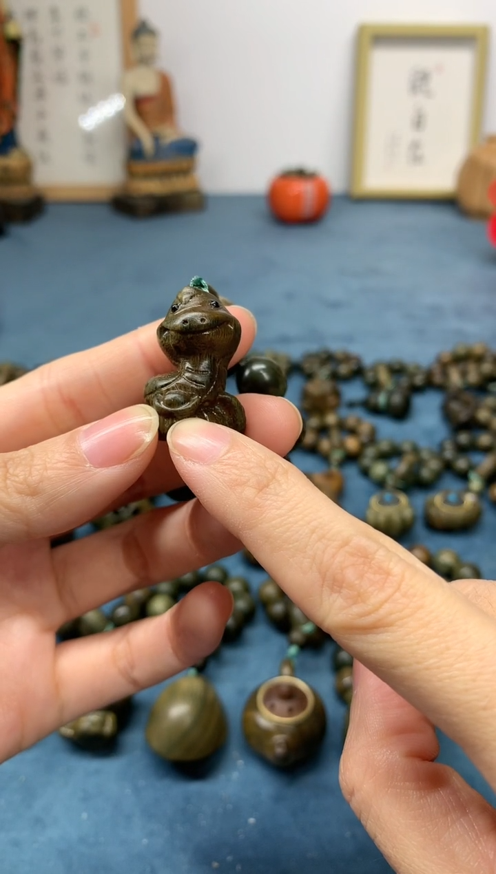 【闪购商品】维腊木（绿檀）把件 招财蛇 盘玩件